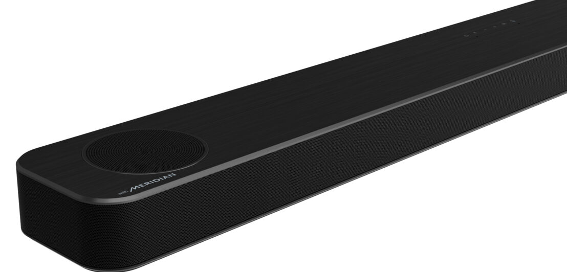 Nahaufnahme einer schlichten, schwarzen Soundbar mit abgerundeten Ecken