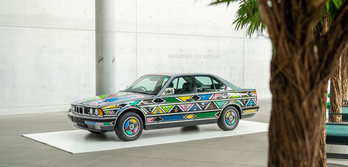 Ein buntes Auto in einem Museum.