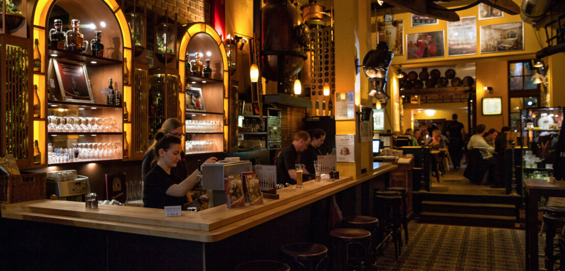 Tresen mit Bierzapfstation im Hellers Brauhaus in Köln