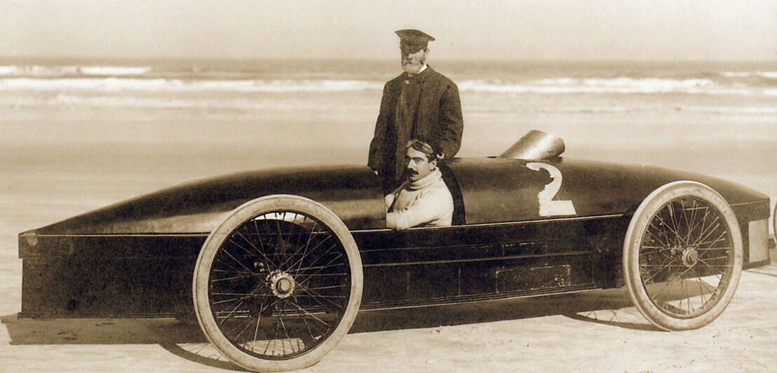 Historische Aufnahme des Rennfahrers Fred Marriott in seinem Rennwagen namens Stanley Rocket