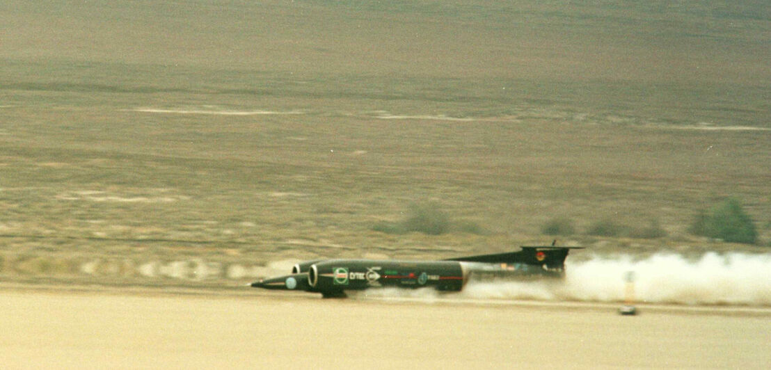 Historische Aufnahme des Rennwagens ThrustSSC in der Wüste Nevadas