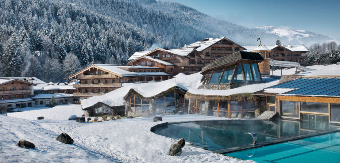 Blick auf den Pool des Wellnesshotels Stanglwirt