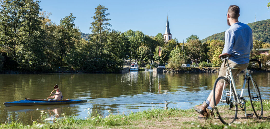 Ein Radfahrer und ein Kanute mit Blick auf Lohr am Main