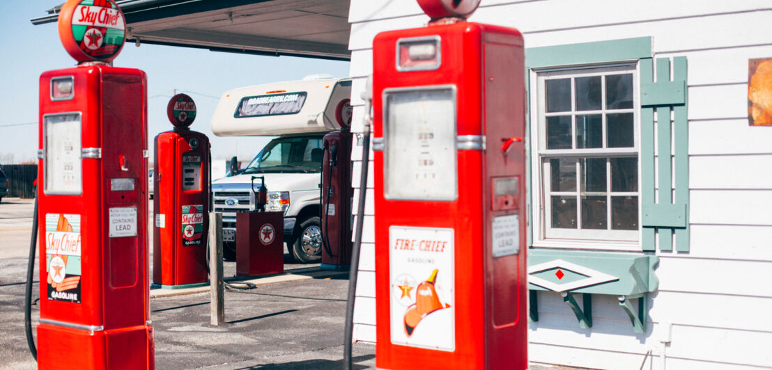 Ein Wohnmobil an einer historischen Tankstelle an der Route 66