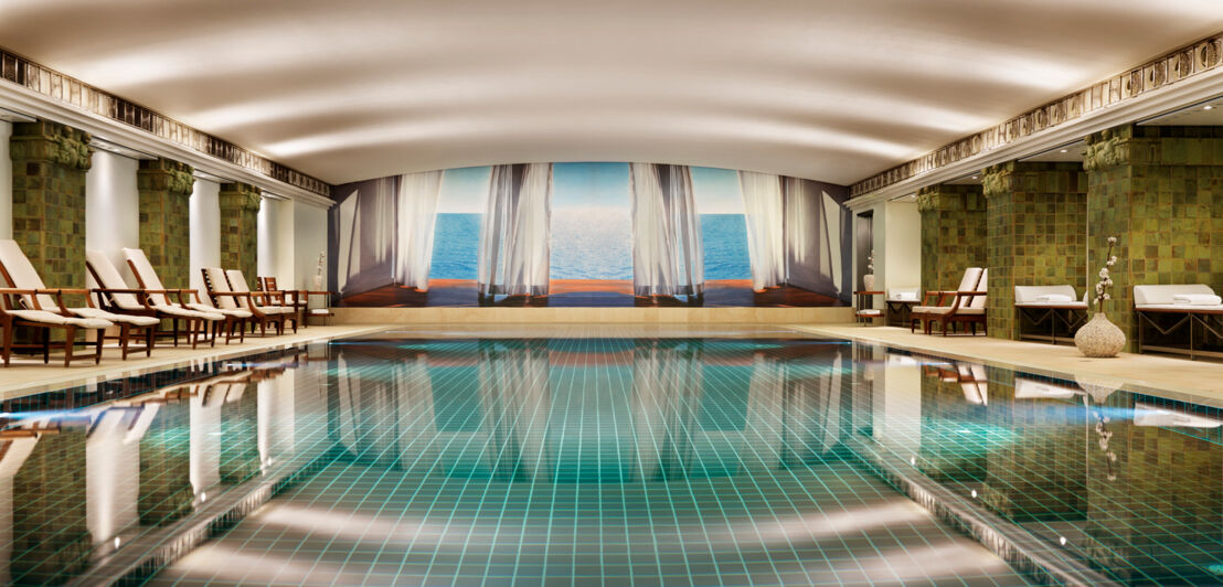 Der Pool im Spa des Park Hyatt Hamburg.