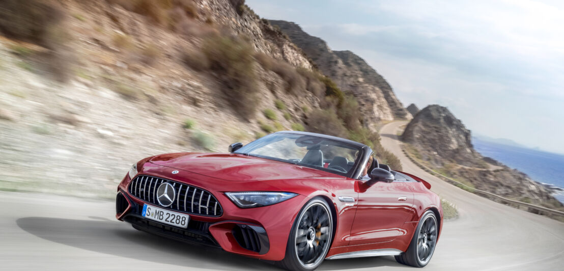 Ein rotes Mercedes-AMG SL in einer Berglandschaft