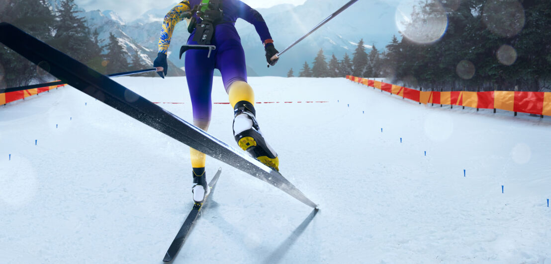 Ein sportlich gekleideter Biathlet von hinten vor einer Bergkulisse.