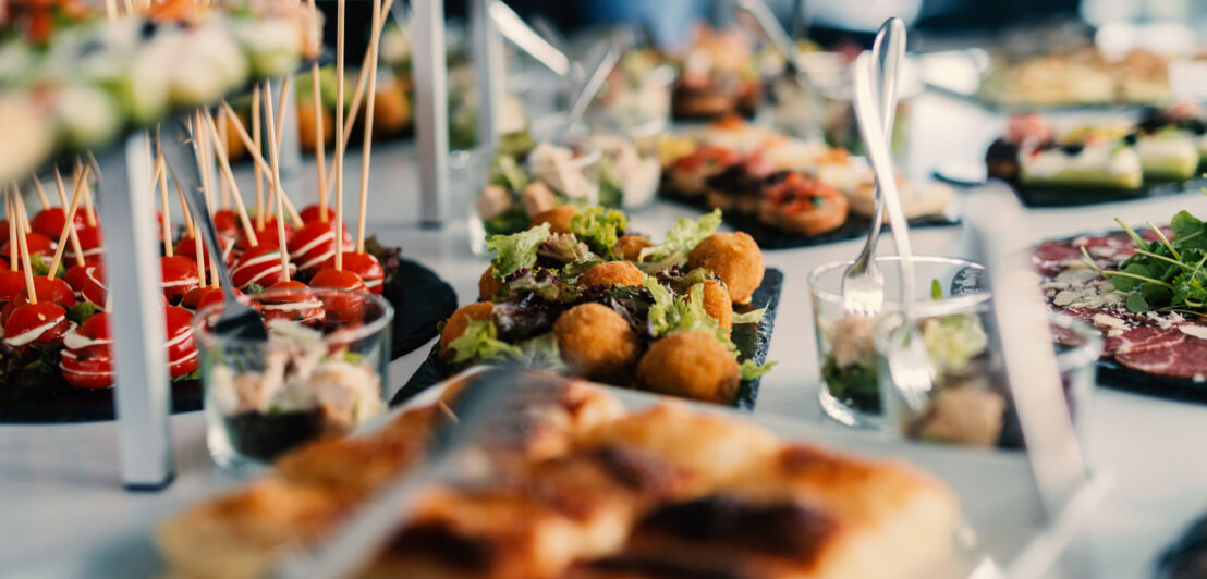 Buffet mit kleinen Häppchen.