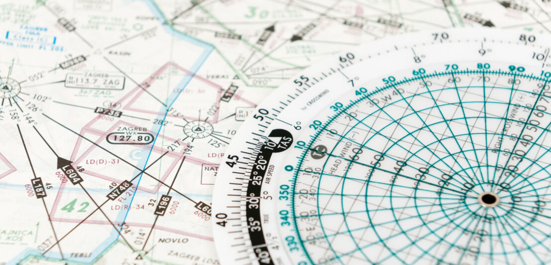 Nahaufnahme von Navigationshilfsmitteln für einen Flug