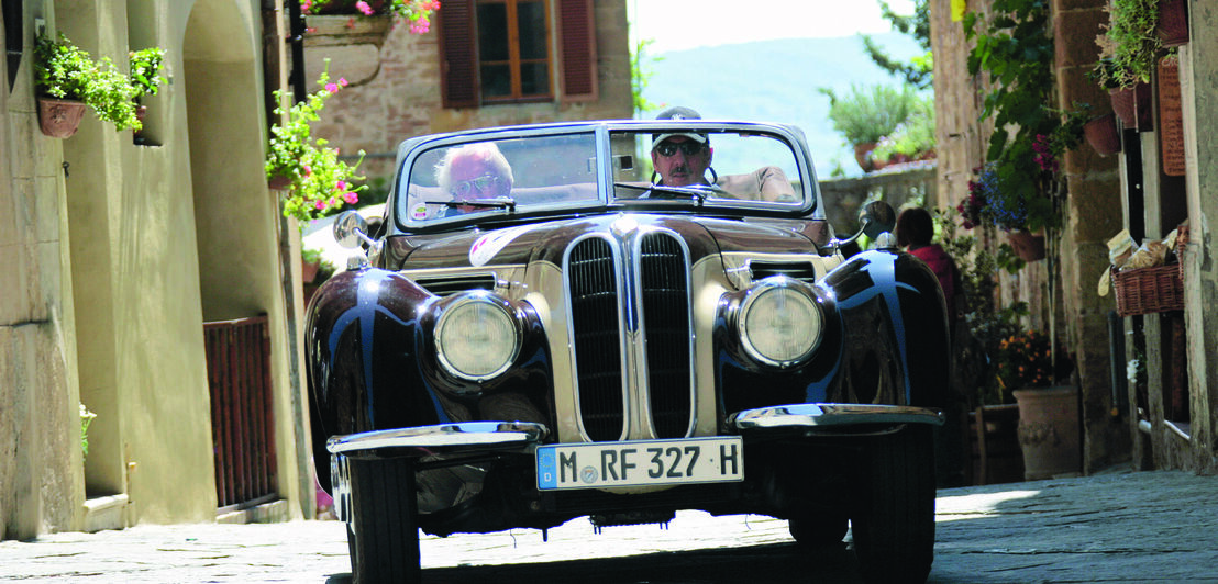 Ein BMW 327 auf einer Oldtimer-Rally.