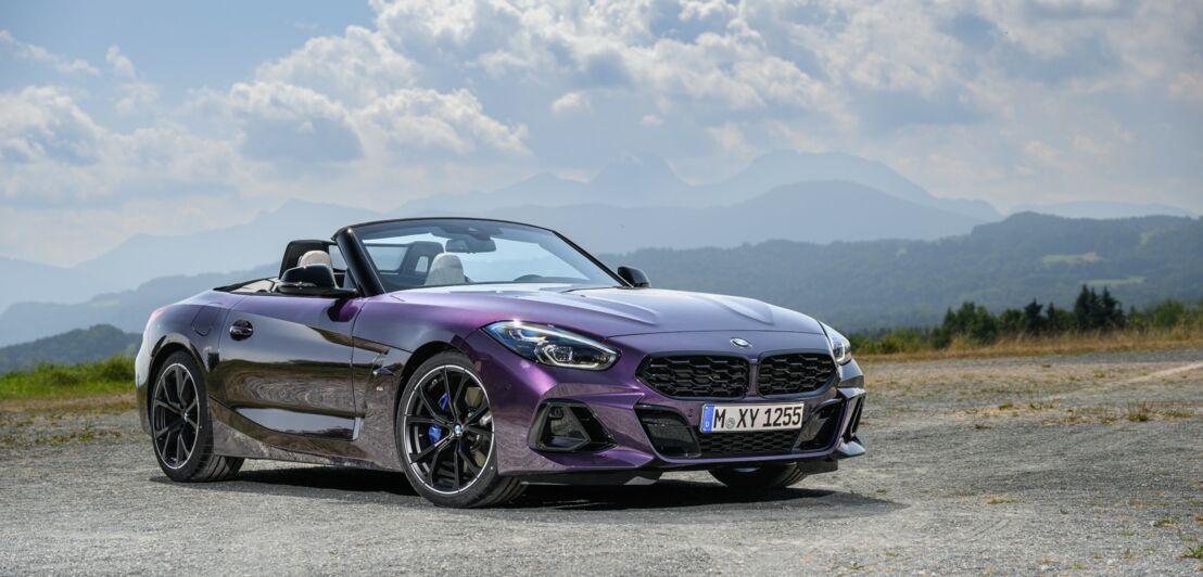 Ein lila-metallic BMW Z4 vor alpiner Kulisse.