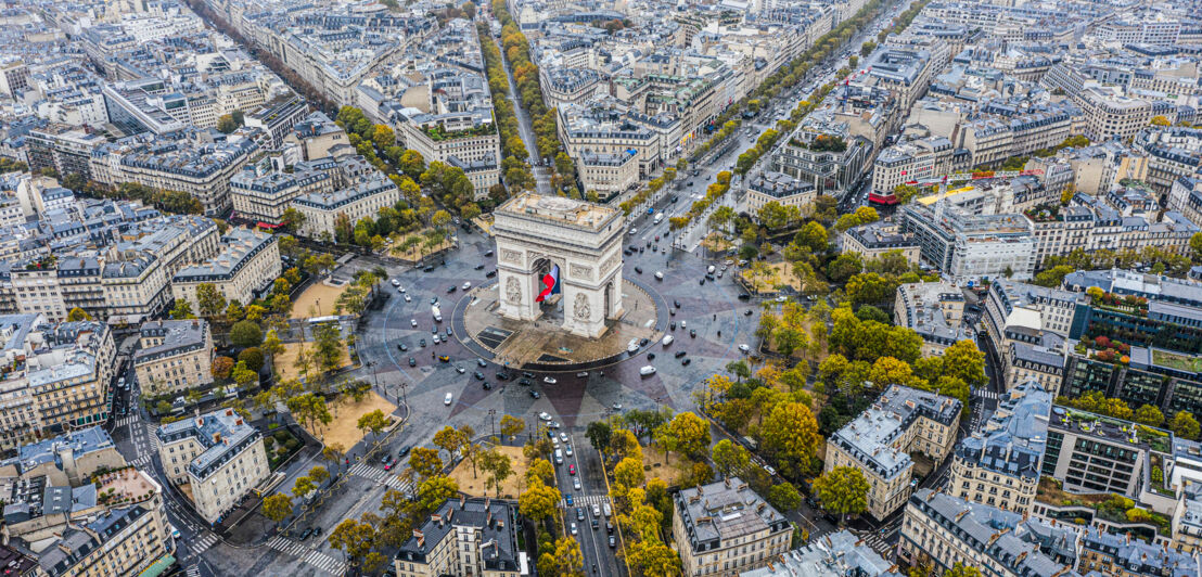 Der Arc de Triomphe von der Luft aus fotografiert.