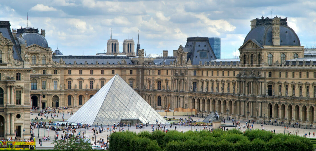 Das Glasdach in Pyramidenform des Museums Louvre in Paris.