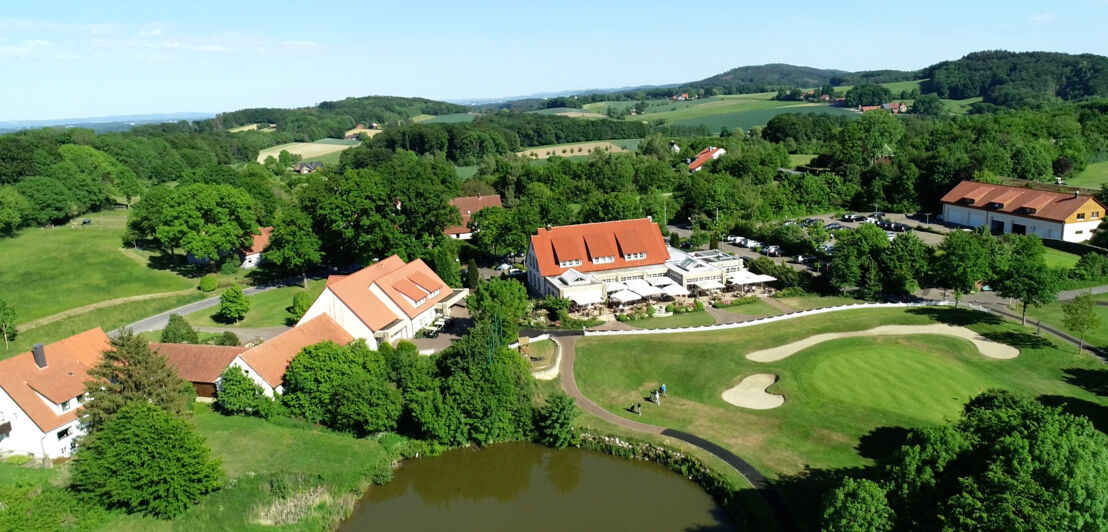 Luftaufnahme einer Hotelanlage im Grünen