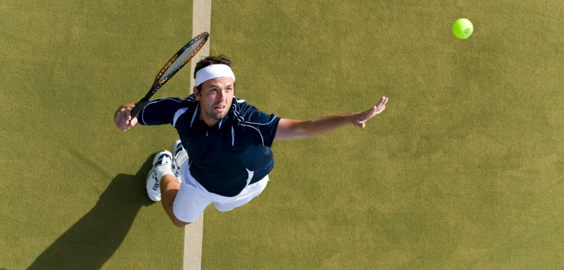 Ein Tennisspieler beim Aufschlag