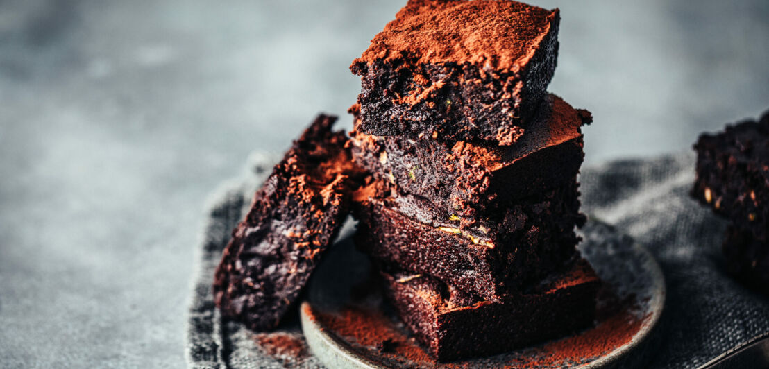 Browniestücke übereinander gestapelt.