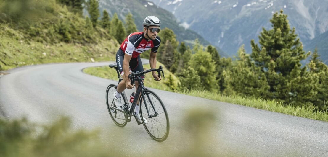 Ein Radfahrer fährt einen Berg hinauf