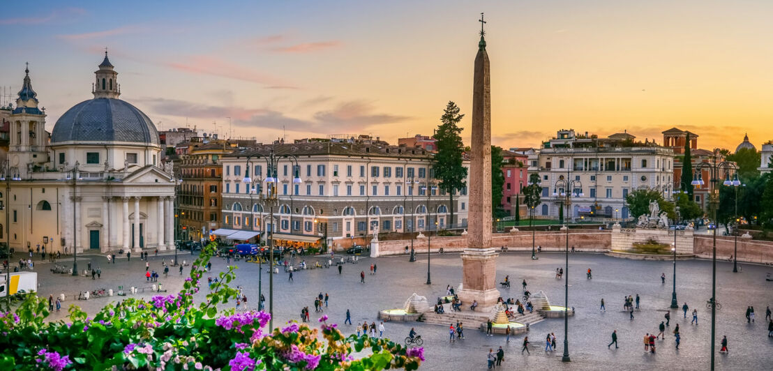 Blick auf die belebte Piazza del Popolo in Rom bei Sonnenuntergang