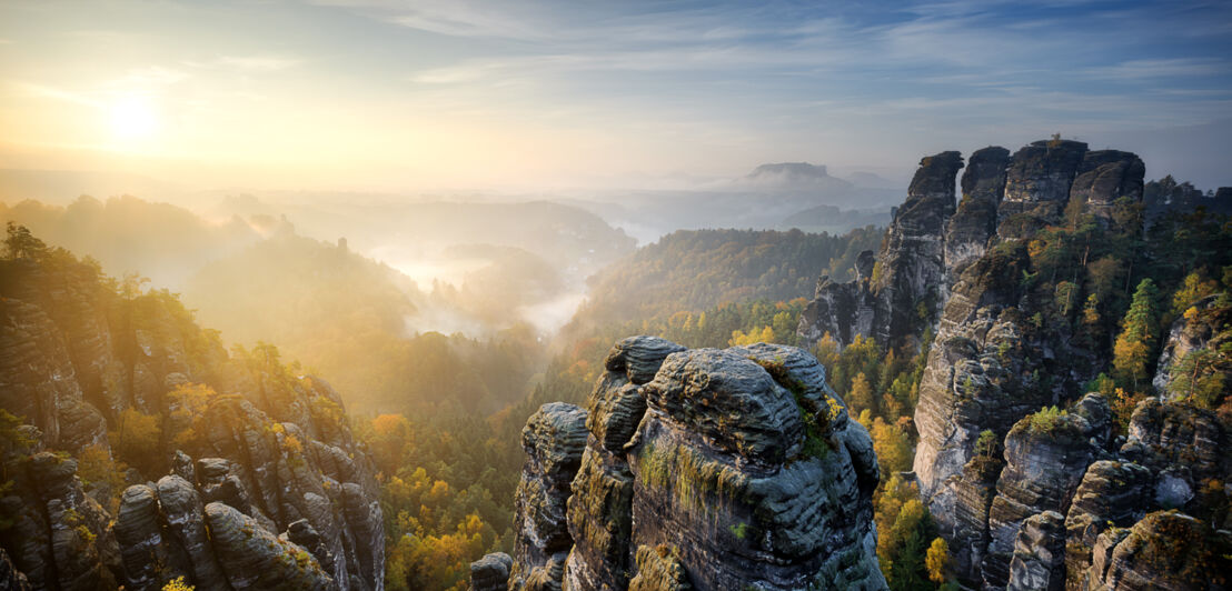 Blick über eine in Nebel gehüllte Sächsische Schweiz bei Sonnenuntergang