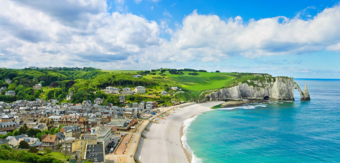 Französische Stadt neben Kreidefelsen und am Meer