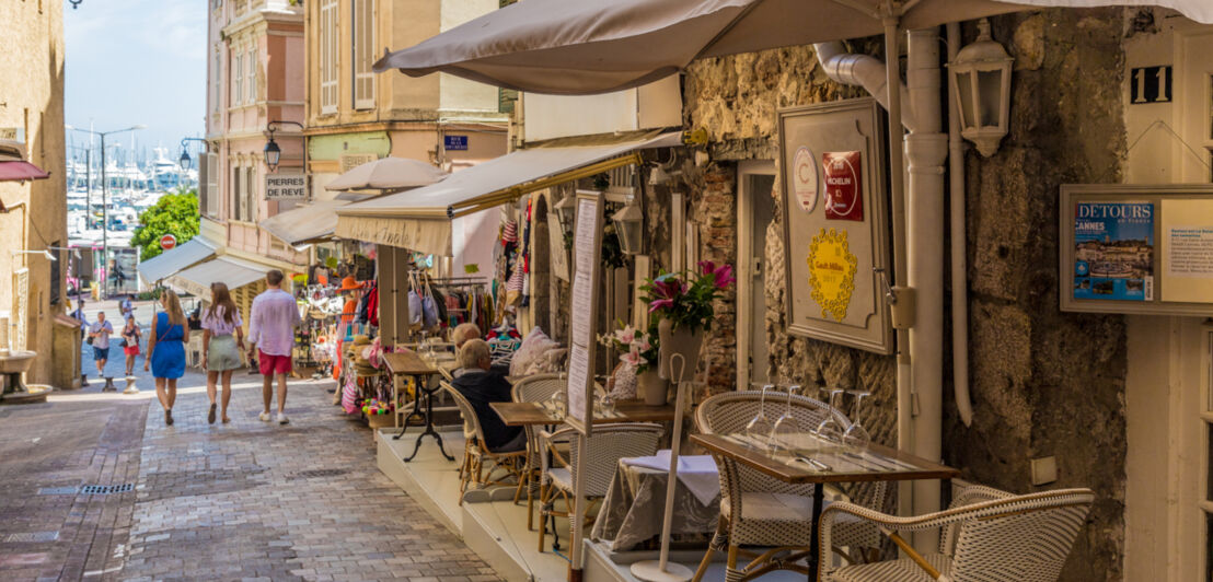 Eine malerische Gasse in Cannes mit Sitzmöglichkeiten am Rand