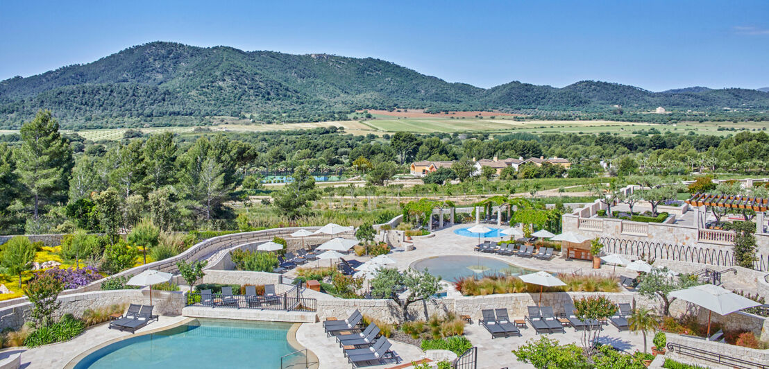 Mehrere Pools des Hotels Cap Vermell Grand Hotel.