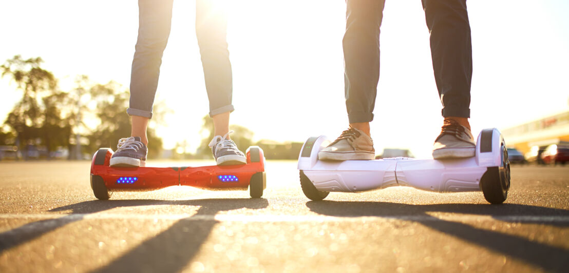 Zwei junge Frauen stehen auf Hoverboards