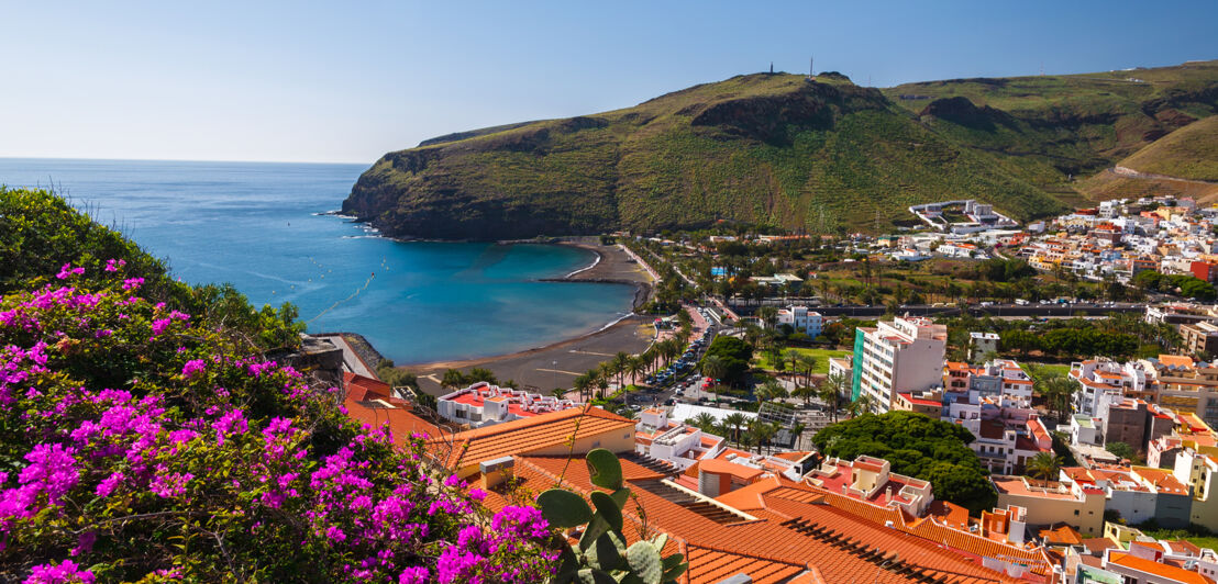 Blick auf die Bucht vom Playa de Santiago auf La Gomera.