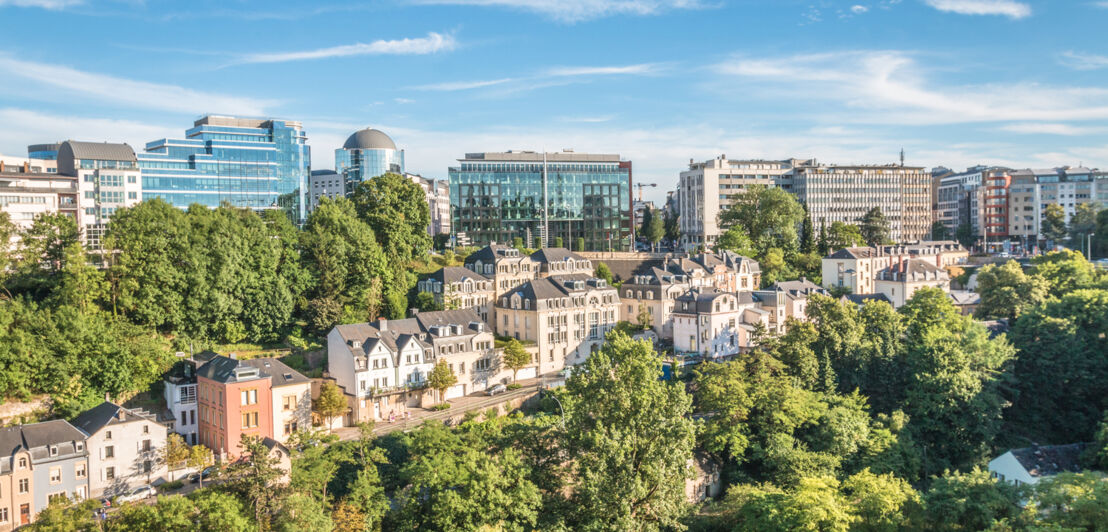 Blick auf moderne Gebäude und die Altstadt von Luxemburg.