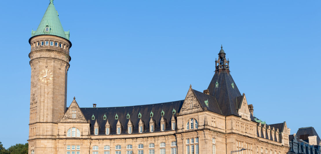 Ein historisches Gebäude vor blauem Himmel.