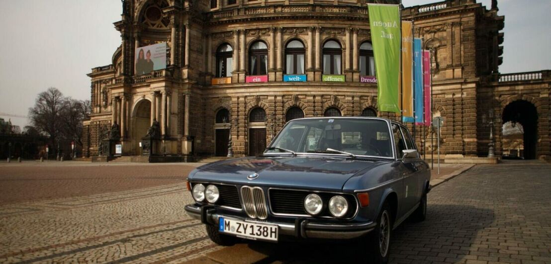 Ein Oldtimer vor der Semperoper in Dresden