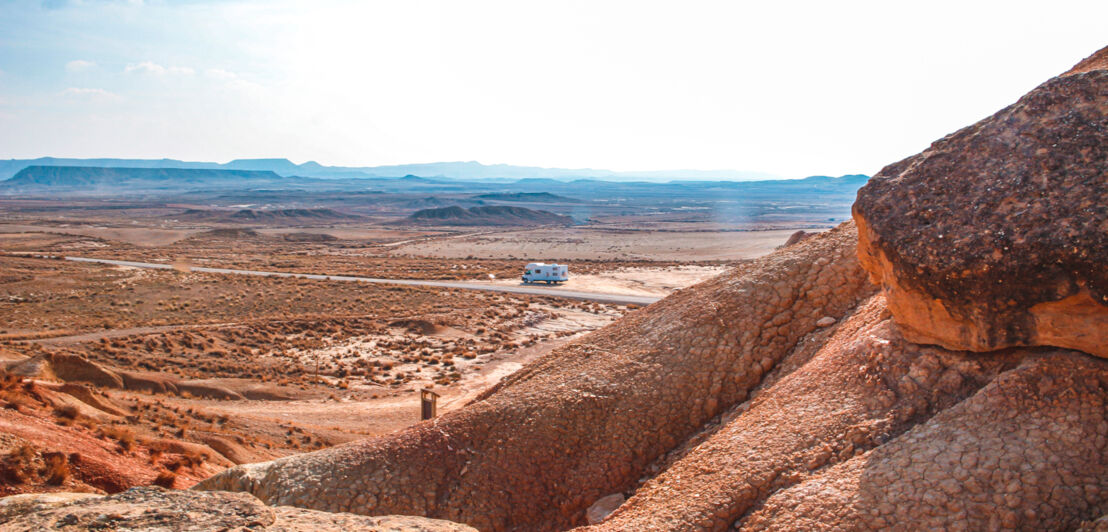 Ein Wohnmobil auf der Straße durch die Bardenas Reales in Navarra Spanien