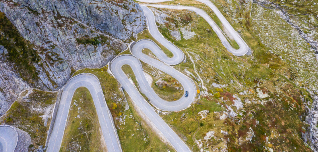 Drohnenansicht des alten Gotthardpasses