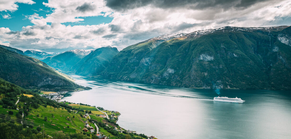 Ein Kreuzfahrtschiff im Sognefjord