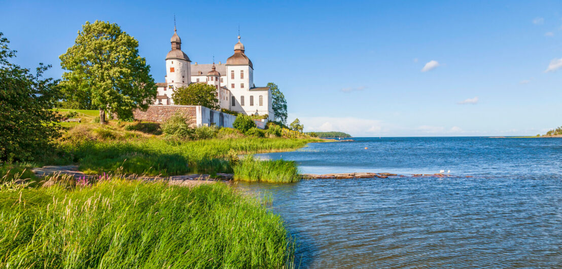 Blick auf ein Schloss am Wasser