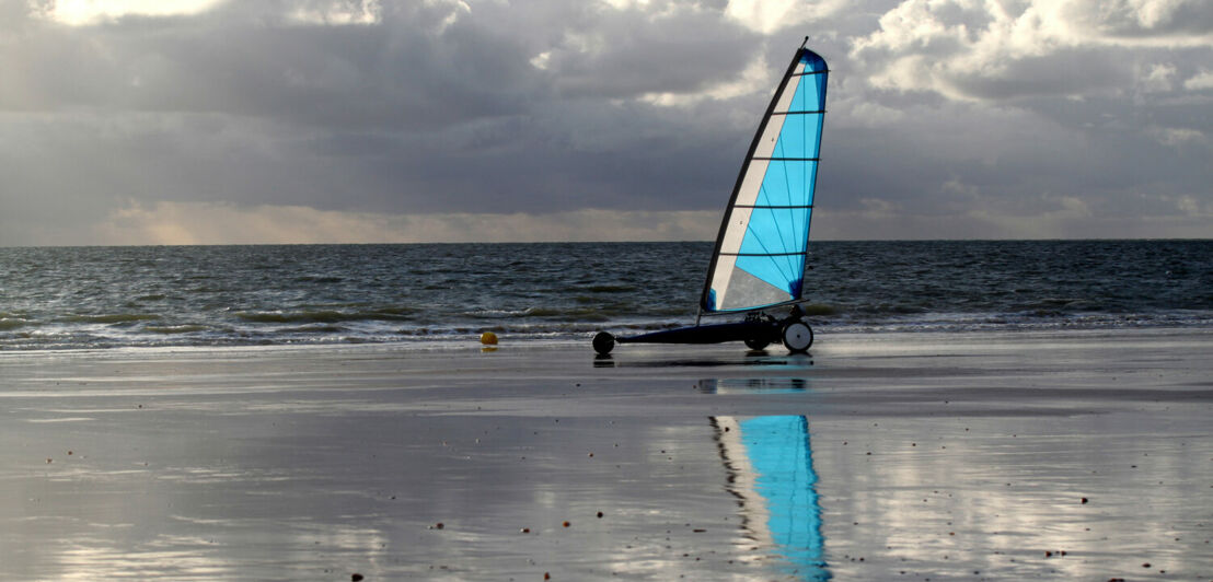 Ein Strandsegler in der Dämmerung am Strand.