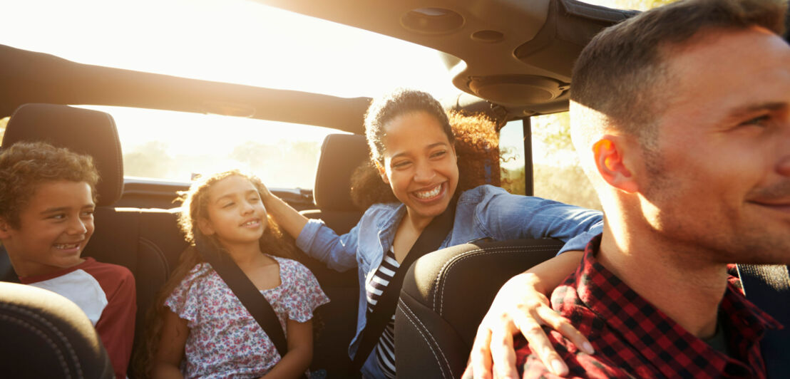 Glückliche Familie auf einer Autoreise