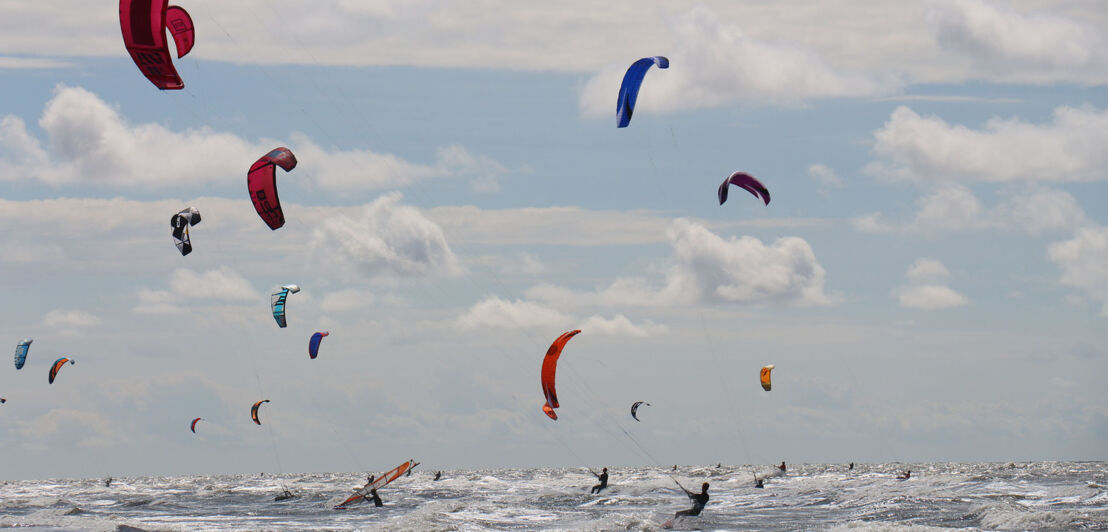 Aktive Kitesurfer auf dem Meer