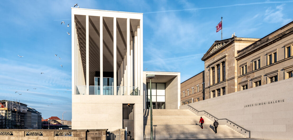 Moderne Architektur am Eingang der Museumsinsel, dahinter das klassizistische Gebäude des Neuen Museums in Berlin