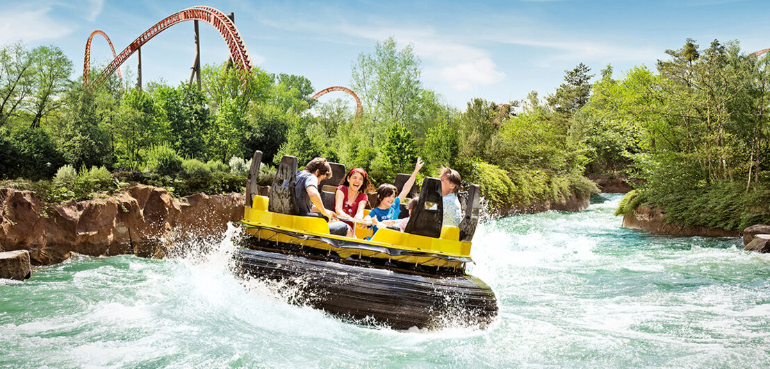 Eine Familie in einem runden Wildwasser-Rafting-Boot auf einem wilden Fluss