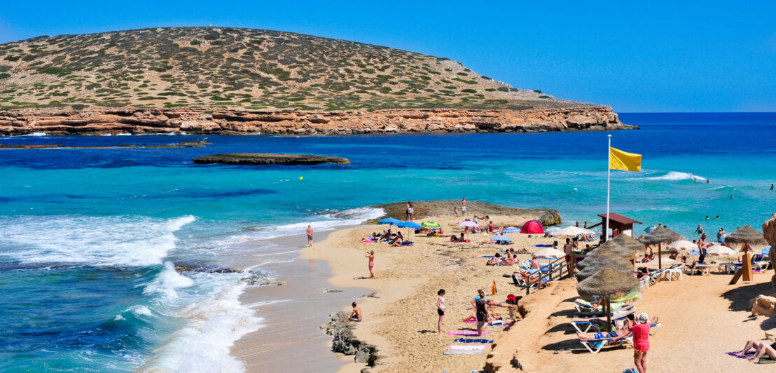 Eine Landzunge mit Sandstrand am azurblauen Meer