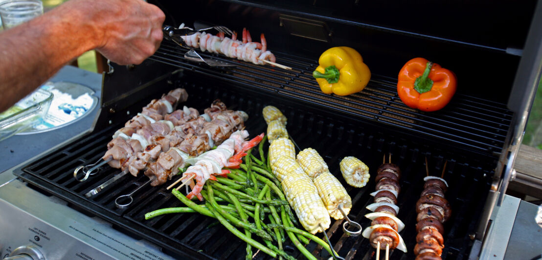 Gasgrill mit unterschiedlichem Grillgut