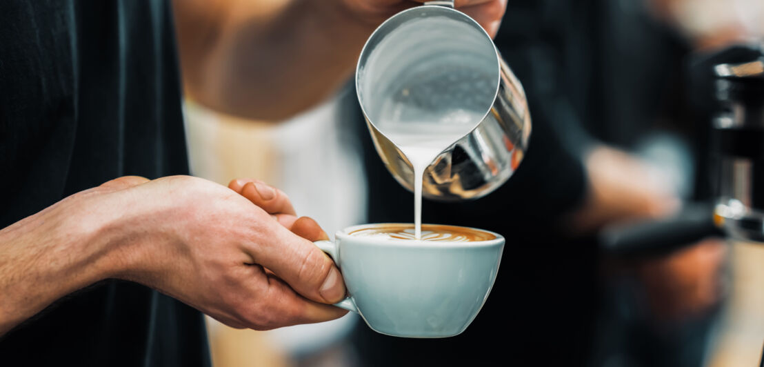 Flat White wird mit dünnflüssiger Milch aufgegossen