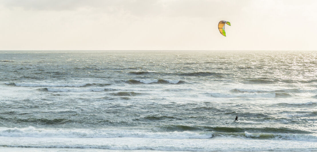 Kitesurfer im Meer