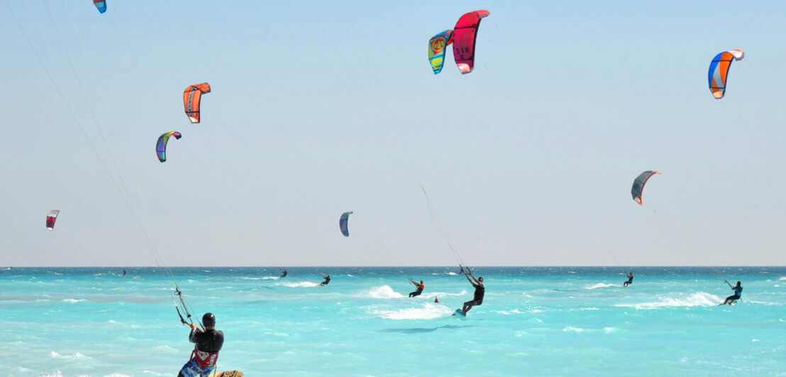 Kitesurfer:innen im Wasser