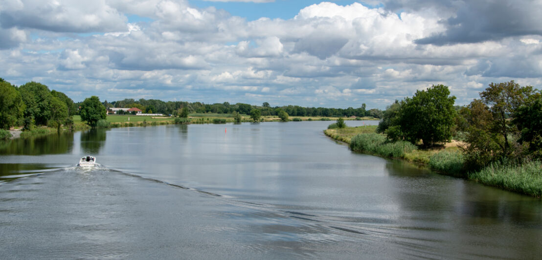 Ein Boot fährt auf einem Fluss