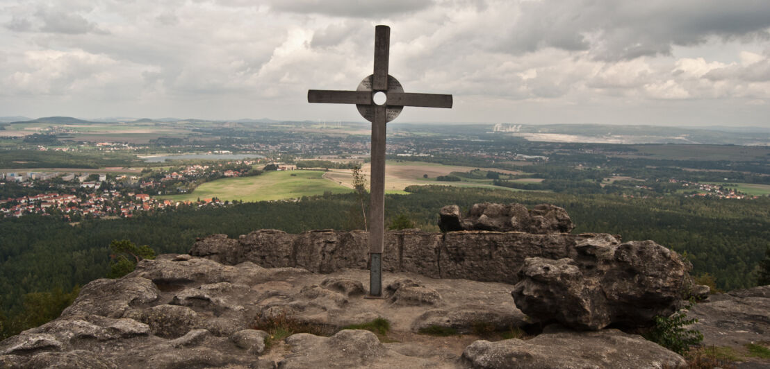 Gipfelkreuz auf einem Felsen