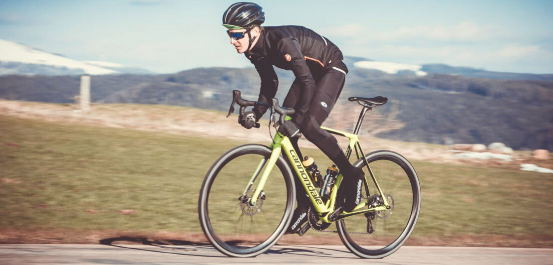 Ein Radfahrer auf einem Endurance-Rennrad