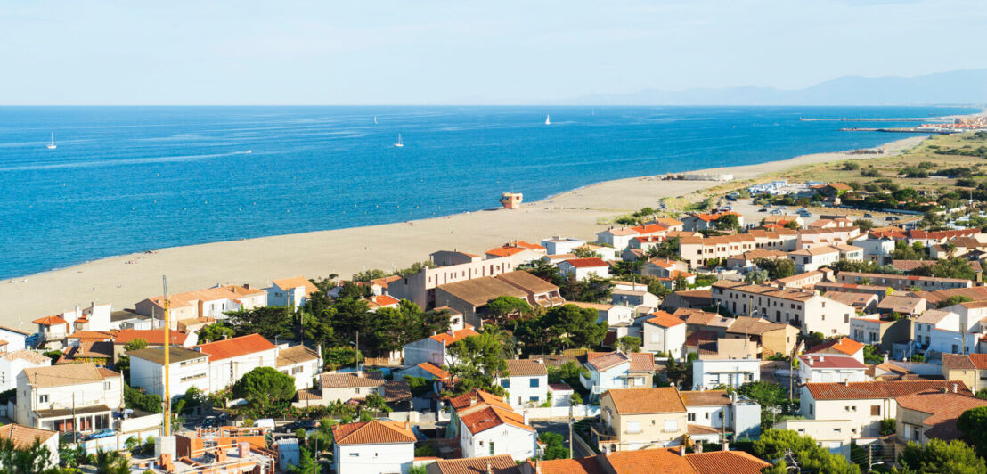 Eine kleine Stadt an einem langen Strand am Meer