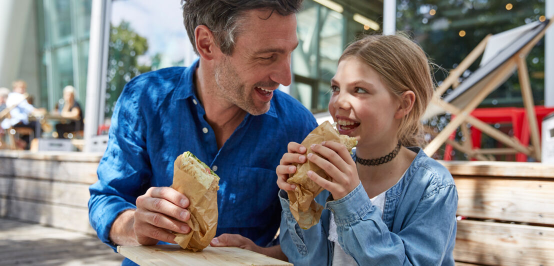 Vater und Tochter beim Essen